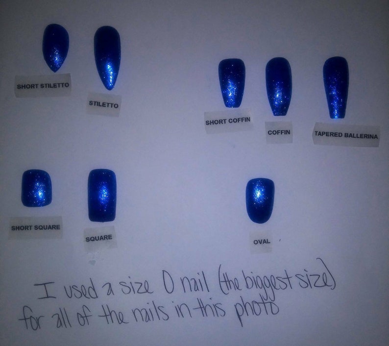 Peut inclure: Une surface blanche avec dix pointes d'ongles bleues &agrave; paillettes de diff&eacute;rentes formes, notamment stiletto court, stiletto, cercueil court, cercueil, ballerine effil&eacute;e, carr&eacute; court, carr&eacute; et ovale. Le texte "J'ai utilis&eacute; un clou de taille 0 (la plus grande taille) pour tous les ongles de cette photo" est &eacute;crit sous les pointes d'ongles.