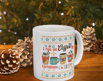 Tazza da caffè natalizia "I run on Coffee Christmas Cheer" - Tazza da caffè natalizia con brutto maglione natalizio, Tazza da caffè per amanti del Babbo Natale segreto, Elefante bianco