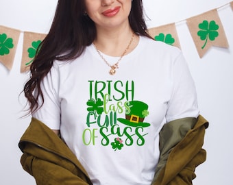 Koszulka Irish Lass Full of Sass, Koszulka na Dzień Świętego Patryka dla niej, Koszulka do picia z koniczyną, Zabawny T-shirt z napisem na Dzień Świętego Patryka, Damska koszulka z napisem „Dziewczyna z imieniem Świętego Patryka”