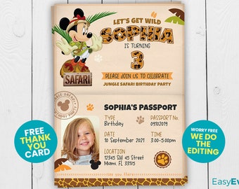 Könnte beinhalten: Eine druckbare Einladung zu einer Dschungelsafari-Geburtstagsparty mit einem Cartoon-Bild von Mickey Mouse, der als Entdecker verkleidet ist. Die Einladung ist mit einem Leopardenmuster-Hintergrund und dem Text "Let's Get Wild Sophia is turning 3" verziert. Die Einladung enthält auch einen Pass-ähnlichen Abschnitt mit dem Text "Sophia's Passport" und Details zur Party, einschließlich Datum, Uhrzeit und Ort.