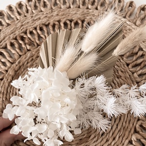 Neutral Dried flower posy bunch.