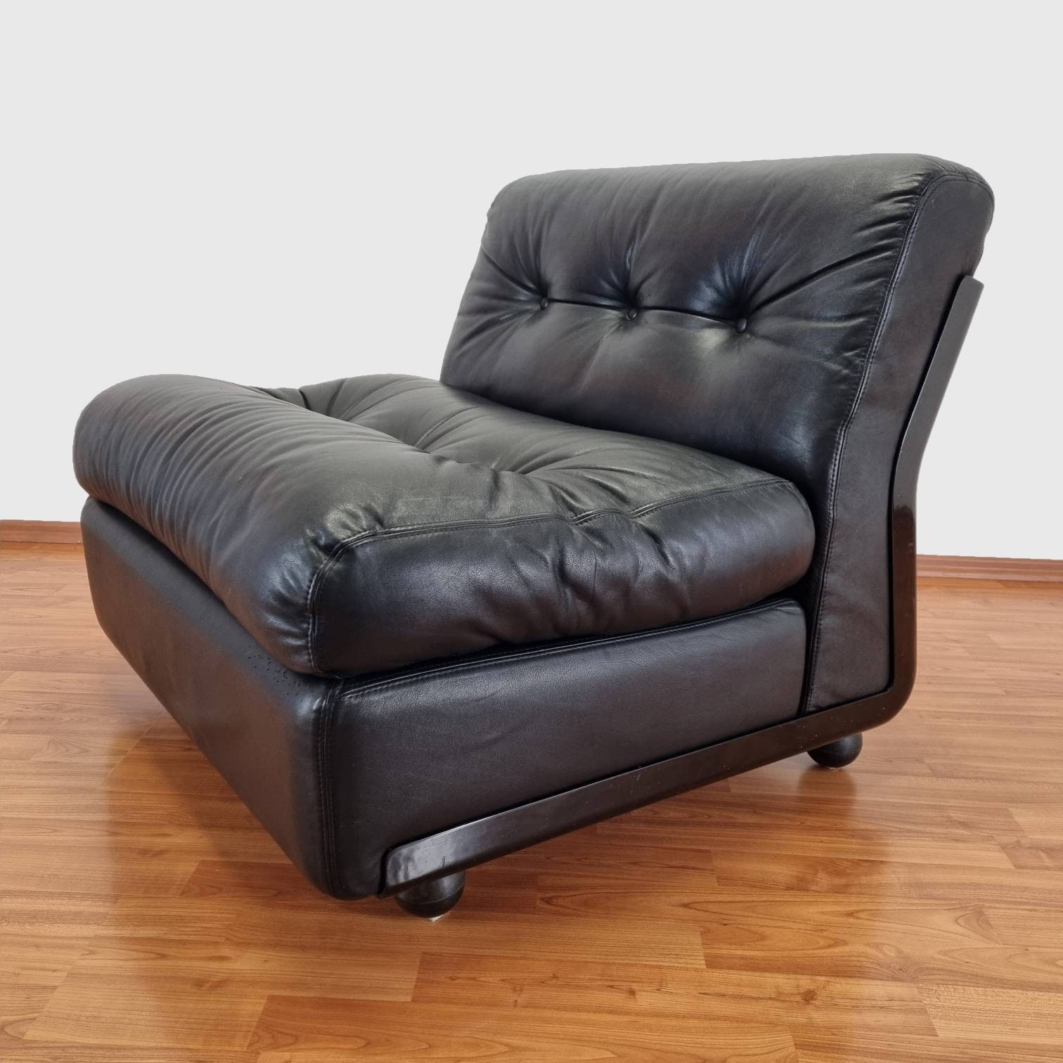 1 di 3 Mid Century Amanta Easy Chairs Vintage Black Leather 1 di 3 Mid Century Amanta Easy Chairs Vintage Black Leather