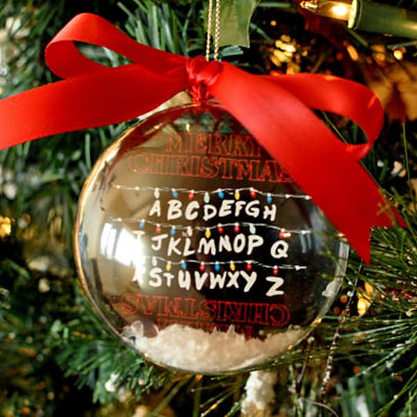 Adorno navideño para árbol de Navidad hecho a mano con temática de la serie clásica Stranger Things.