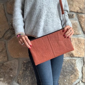 Cartera de mano exclusiva Only One, bolso cruzado hecho a mano de Pinatex™, bolso de hombro vegano, cartera vegana de Pinatex, cartera de diseñador, cartera delgada