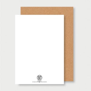 Puede incluir: Una tarjeta blanca en blanco con un sobre marr&oacute;n. La tarjeta tiene un peque&ntilde;o logotipo circular negro con el texto "Happy Dust" en su interior. El texto "pretty little details" est&aacute; debajo del logotipo. La direcci&oacute;n del sitio web "www.happydust.com" y los identificadores de redes sociales "@happydustpaperie" est&aacute;n debajo del texto.