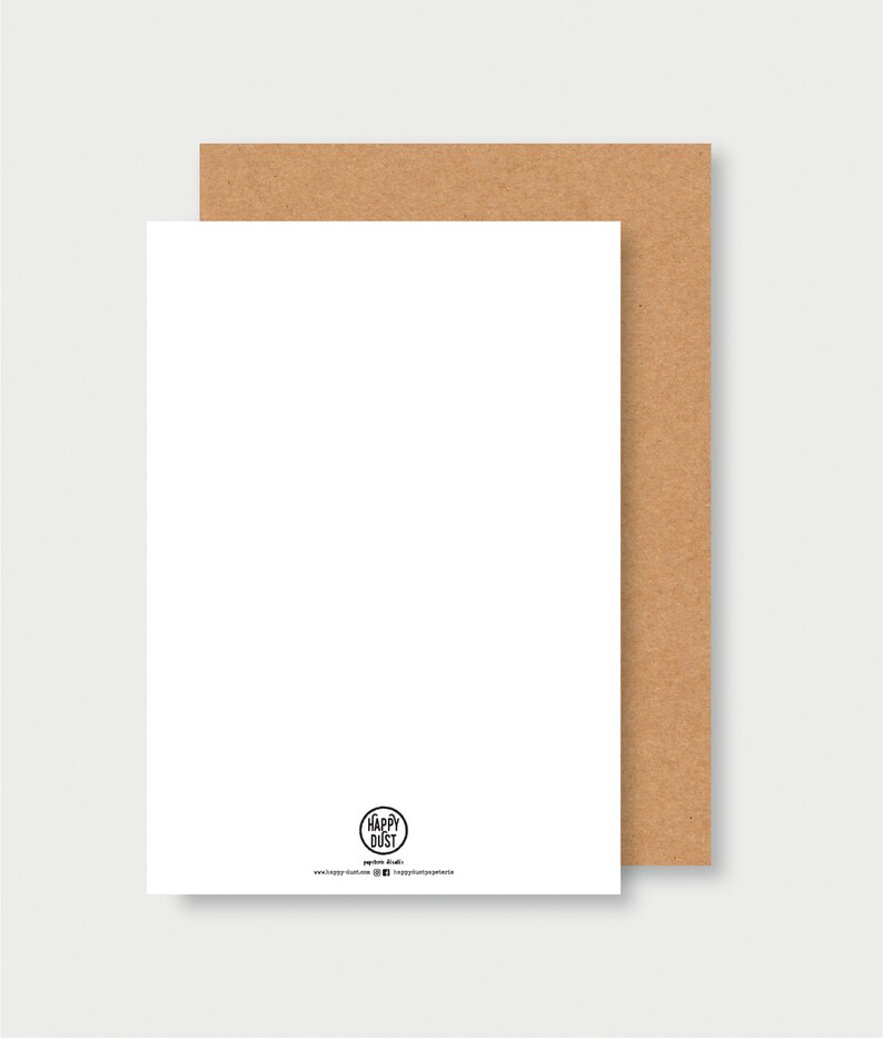 Puede incluir: Una tarjeta blanca en blanco con un sobre marr&oacute;n. La tarjeta tiene un peque&ntilde;o logotipo circular negro con el texto "Happy Dust" en su interior. El texto "pretty little details" est&aacute; debajo del logotipo. La direcci&oacute;n del sitio web "www.happydust.com" y los identificadores de redes sociales "@happydustpaperie" est&aacute;n debajo del texto.