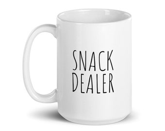 Snack Dealer Mom - Witte Keramische Glanzende Mok, Moederdag Cadeau, Heden, Cadeau