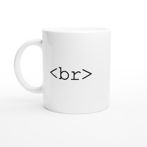 Könnte beinhalten: Eine weiße Keramik-Tasse mit schwarzem Text "<br>". Die Tasse hat einen gebogenen Henkel und eine zylindrische Form. Der Text ist mittig auf der Tassenoberfläche platziert. Geeignet für heiße oder kalte Getränke.