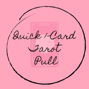 Könnte beinhalten: Ein rosa Kreis mit schwarzem Umriss und dem Text "Quick 1-Card Tarot Pull" in schwarzer Kursivschrift. Der Kreis befindet sich über einer Tarotkarte mit der Nummer XVIII und dem Text "The Moon" in Weiß.