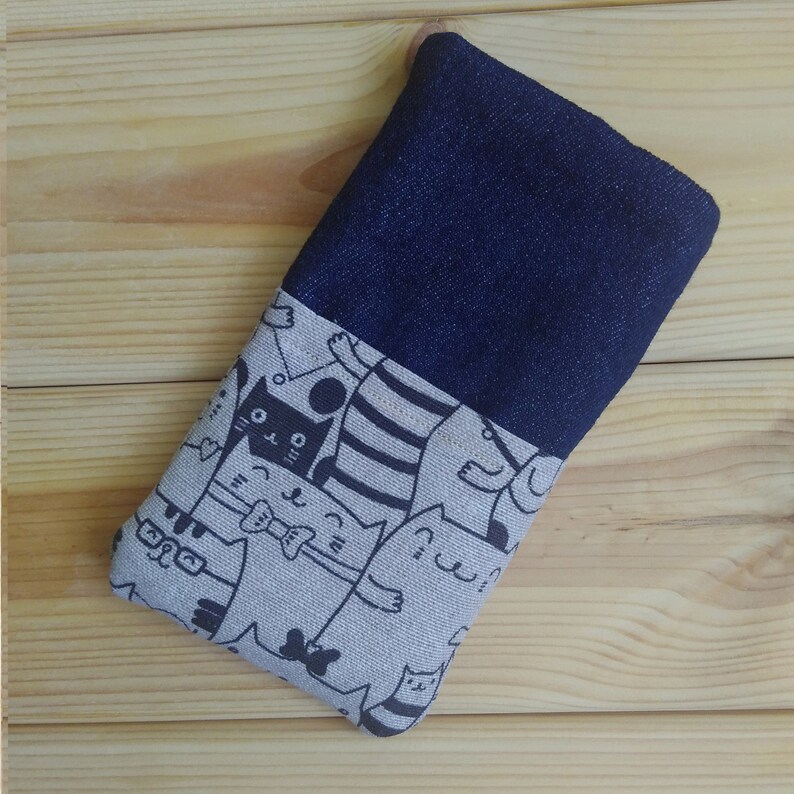 iPhone Xs / Xs Max / Xr / 12 / 8 / X / 7 / 7 Plus /Se/ 6/ 6 Plus / 5 Funda Móvil Tela Gatos y Vaquero Botón bild 1