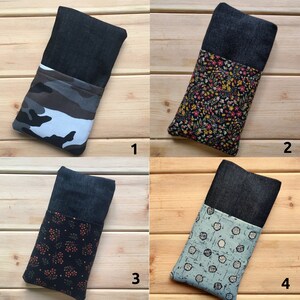 Pode incluir: Quatro capas de telefone diferentes com tecido de ganga e v&aacute;rios insertos de tecido estampado. As capas s&atilde;o numeradas de 1 a 4.
