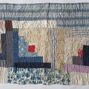 Restos de colcha antigua de patchwork, retazos textiles cosidos a mano para diario.