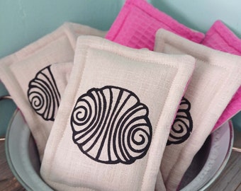 Plastic-free dishwashing sponge Franzbrötchen pink black / sustainable dishwashing sponge / washable kitchen sponge / zero waste kitchen / hand-printed