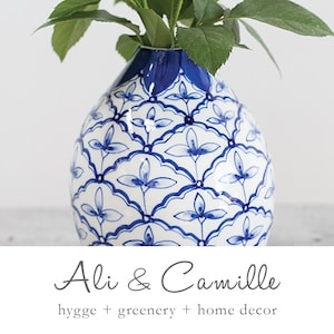 Blue and white Chinoiserie bud vase in Ginger jar blue and white. Enjoy the beauty of this sweet tollmache Chinese porcelain vase.