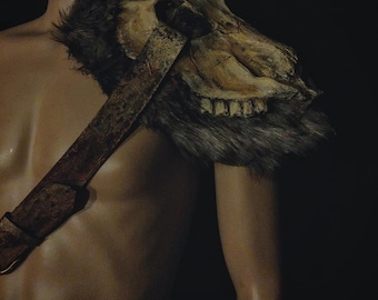 skull and fur shoulder Armor