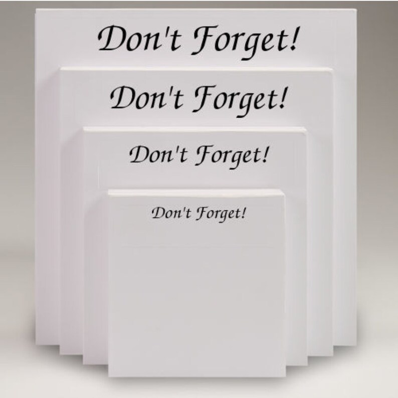 Pu&ograve; includere: Quattro blocchi di note adesive bianche impilati uno sopra l'altro. Ogni blocco ha il testo "Don't Forget!" stampato in corsivo nero.