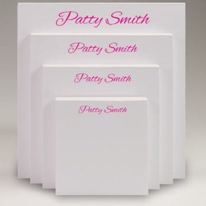 Pu&ograve; includere: Quattro blocchi di note bianchi impilati uno sopra l'altro. Ogni blocco di note ha il nome "Patty Smith" stampato in corsivo rosa.