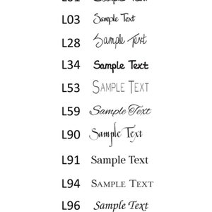 Pu&ograve; includere: Un elenco di diversi stili di font con il testo "Sample Text" scritto in ogni stile. Gli stili di font sono etichettati con numeri, come L01, L03, L28, L34, L53, L59, L90, L91, L94 e L96.