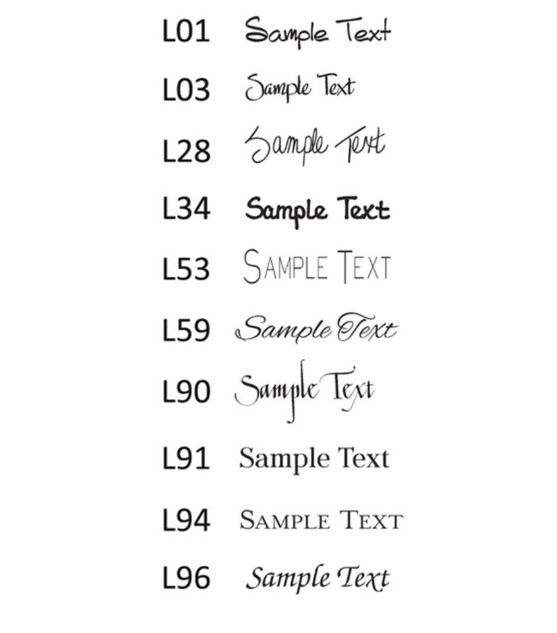 Pu&ograve; includere: Un elenco di diversi stili di font con il testo "Sample Text" scritto in ogni stile. Gli stili di font sono etichettati con numeri, come L01, L03, L28, L34, L53, L59, L90, L91, L94 e L96.