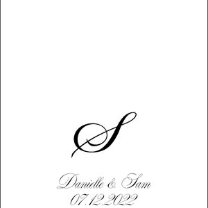 Puede incluir: Una invitaci&oacute;n de boda blanca con un monograma 'S' en escritura cursiva negra, los nombres Danielle & Sam y la fecha 07.12.2022. La parte inferior de la invitaci&oacute;n tiene un borde de rayas blancas y negras.
