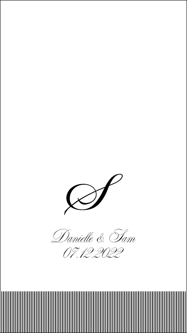 Puede incluir: Una invitaci&oacute;n de boda blanca con un monograma 'S' en escritura cursiva negra, los nombres Danielle & Sam y la fecha 07.12.2022. La parte inferior de la invitaci&oacute;n tiene un borde de rayas blancas y negras.