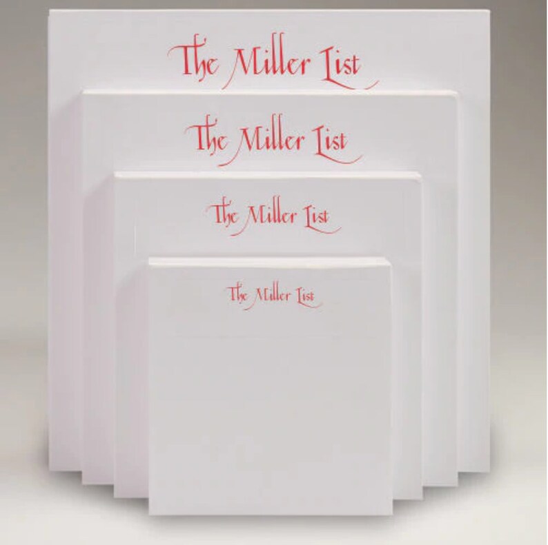 Pu&ograve; includere: Quattro blocchi note bianchi impilati uno sopra l'altro. Ogni blocco note ha il testo "The Miller List" stampato in rosso.