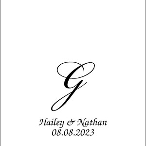 Puede incluir: Una servilleta de boda blanca con una letra G negra en letra cursiva, el texto "Hailey & Nathan" y la fecha "08.08.2023". La servilleta tiene un borde rayado en blanco y negro.