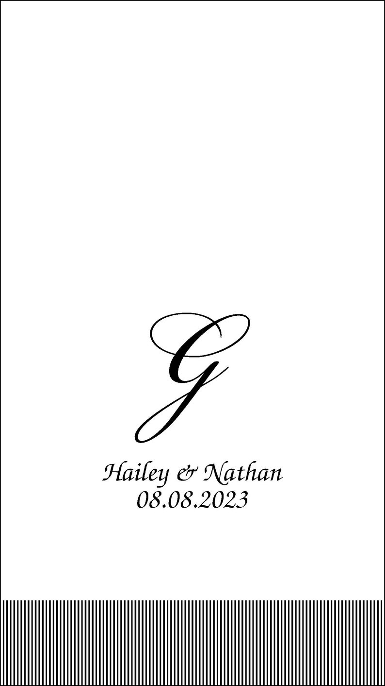 Puede incluir: Una servilleta de boda blanca con una letra G negra en letra cursiva, el texto "Hailey & Nathan" y la fecha "08.08.2023". La servilleta tiene un borde rayado en blanco y negro.