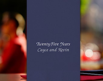 Puede incluir: Servilleta de papel azul marino con el texto "Twenty-Five Years Cayce and Kevin" impreso en blanco.