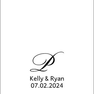 Puede incluir: Una servilleta de boda blanca con una letra "P" en cursiva negra y el texto "Kelly & Ryan 07.02.2024". La servilleta tiene un borde rayado en blanco y negro.