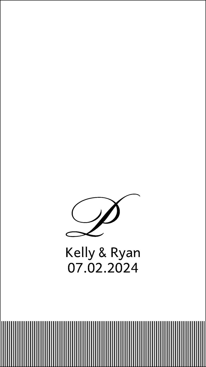 Puede incluir: Una servilleta de boda blanca con una letra "P" en cursiva negra y el texto "Kelly & Ryan 07.02.2024". La servilleta tiene un borde rayado en blanco y negro.