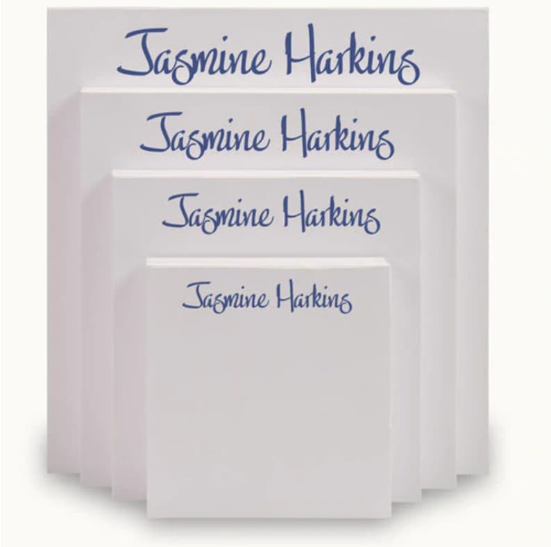 Pu&ograve; includere: Pila di quattro blocchi note bianchi con il nome "Jasmine Harkins" stampato in corsivo blu su ogni blocco note.