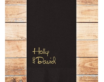 Puede incluir: Servilleta de boda negra con letras doradas que dicen "AND Holly David"