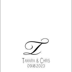 Puede incluir: Una invitaci&oacute;n de boda blanca con una letra T negra en letra cursiva, los nombres Tamara & Chris y la fecha 09.18.2023. La parte inferior de la invitaci&oacute;n tiene un borde de rayas blancas y negras.