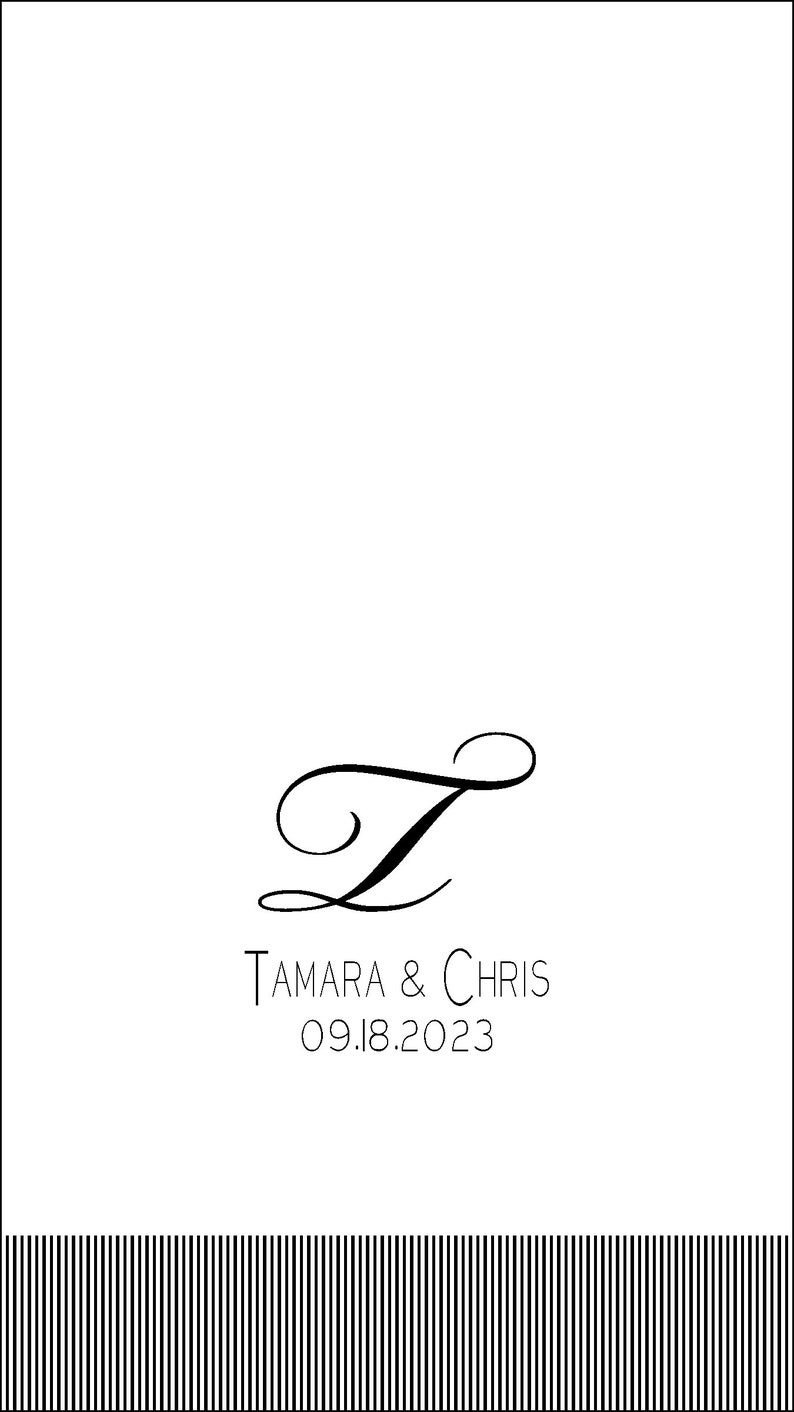 Puede incluir: Una invitaci&oacute;n de boda blanca con una letra T negra en letra cursiva, los nombres Tamara & Chris y la fecha 09.18.2023. La parte inferior de la invitaci&oacute;n tiene un borde de rayas blancas y negras.