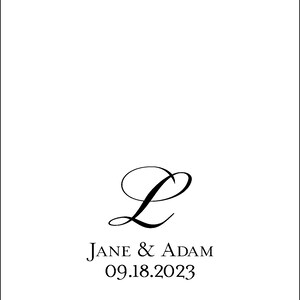 Puede incluir: Una invitaci&oacute;n de boda blanca con un monograma L en escritura negra, el texto "JANE & ADAM" y la fecha "09.18.2023". La parte inferior de la invitaci&oacute;n tiene un borde de rayas blancas y negras.
