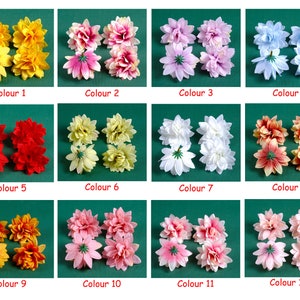 Puede incluir: Doce colores diferentes de cabezas de flores artificiales, cada una con cinco p&eacute;talos. Las flores est&aacute;n dispuestas en filas de cuatro, con cada fila etiquetada con un n&uacute;mero de color.