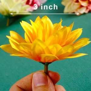 Puede incluir: Una sola flor de seda amarilla con un tallo verde. La flor tiene un di&aacute;metro de 7,6 cm.