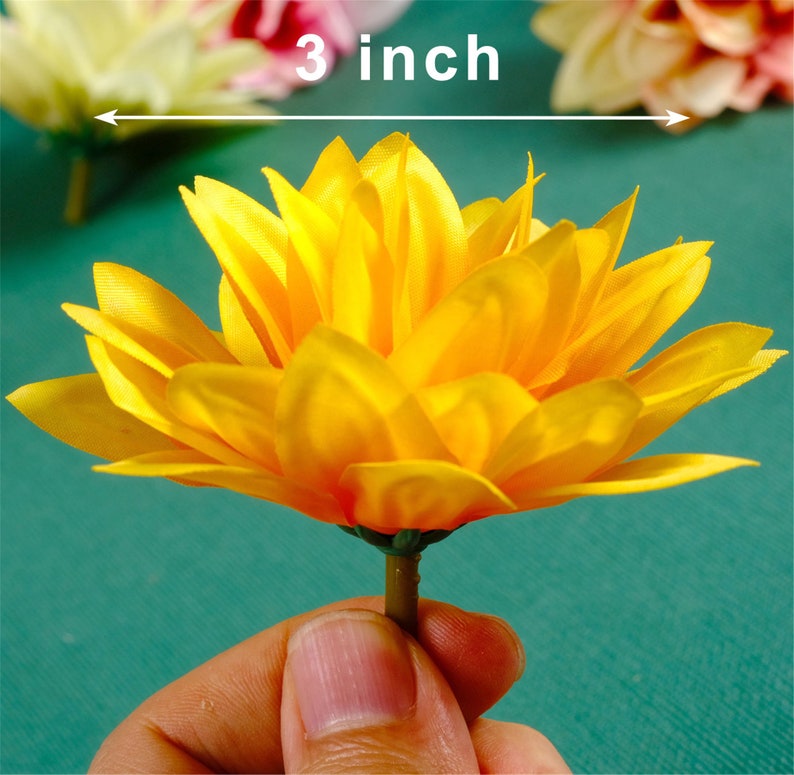 Puede incluir: Una sola flor de seda amarilla con un tallo verde. La flor tiene un di&aacute;metro de 7,6 cm.