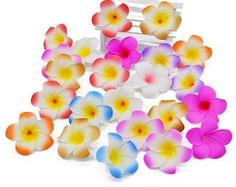 Puede incluir: Una colección de 20 flores de plumeria artificiales en varios colores, incluyendo rosa, blanco, amarillo, naranja y azul. Las flores están hechas de un material suave, similar a la tela, y tienen una apariencia realista.