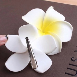 10/100 piezas de 9 cm de pinzas para el pelo de plumeria/frangipani/flor hawaiana/flor de espuma blanca, accesorio para el cabello para mujer