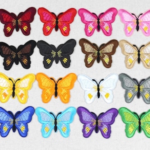 Può includere: Assortimento di 16 toppe a forma di farfalla da stirare in vari colori, tra cui rosso, rosa, marrone, nero, giallo, bianco, grigio, blu, viola e verde. Ogni toppa presenta un design di farfalla dettagliato con ali ricamate.
