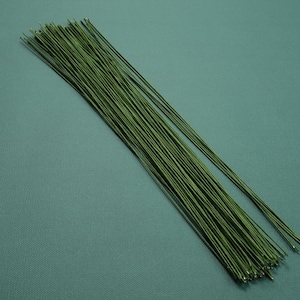 Könnte beinhalten: Ein Bündel grüner Blumendraht, der zum Basteln und für Blumenarrangements verwendet wird.