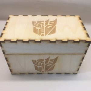 Transformers kortspelskompatibel låda med 2 kortlekar med anpassningsbar gravyr.