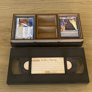 Boîte de rangement et/ou boîte à jetons compatible de style bande vidéo rétro unique. Plateau à jetons.