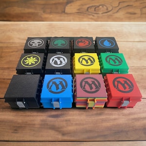 Pequena caixa de baralho resistente adequada para jogos de cartas como Magic the Gathering, Pokémon, Marvel Champions, etc.