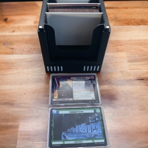 Fichier stl de boîte de pont compatible Star Wars Unlimited. Diverses options, y compris un plateau à jetons. 2 manchons à encliquetage pour chaque version.