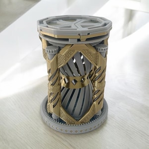 Mechanischer Dreh Würfelbecher im Sanduhr Stil. Passend für Spiele wie Dungeon und Dragons/D&D. Einzigartiges Geschenk.