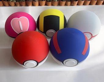 3Dプリントのポケボール型デッキボックス。様々なオプションをご用意。トークンホルダー付き。