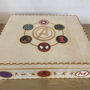 Marvel-Champions-Kartenspiel-/Marvel-Kartenspiel-kompatible farbig gedruckte Mega-Karten-Aufbewahrungsbox - Kallax-Einheit kompatibel.